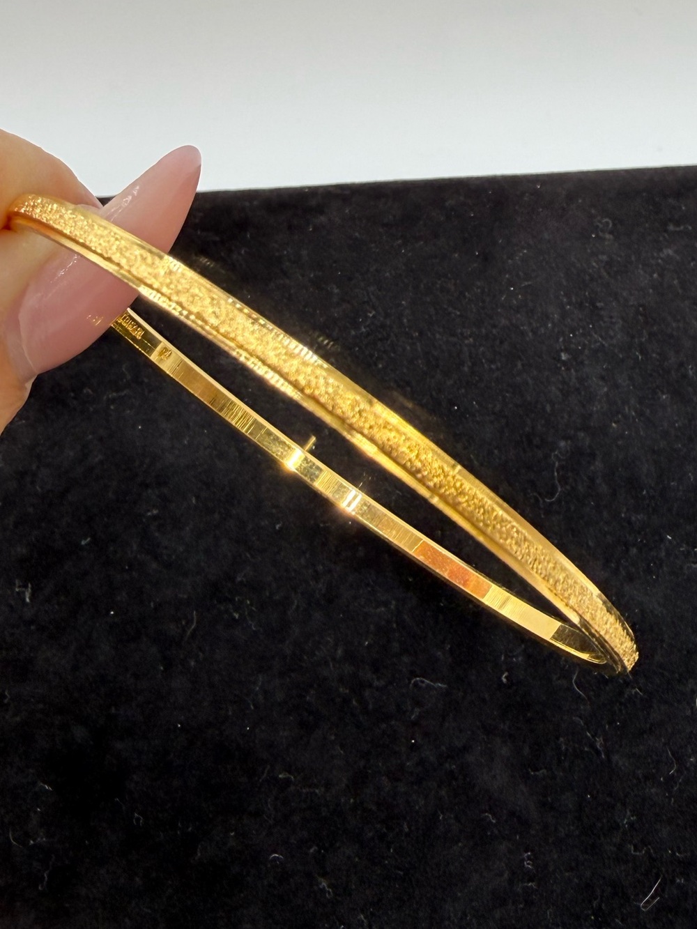Vintage Crown Trifari Gold Tone Textured Bangle Bracelet Size M Pre-1955